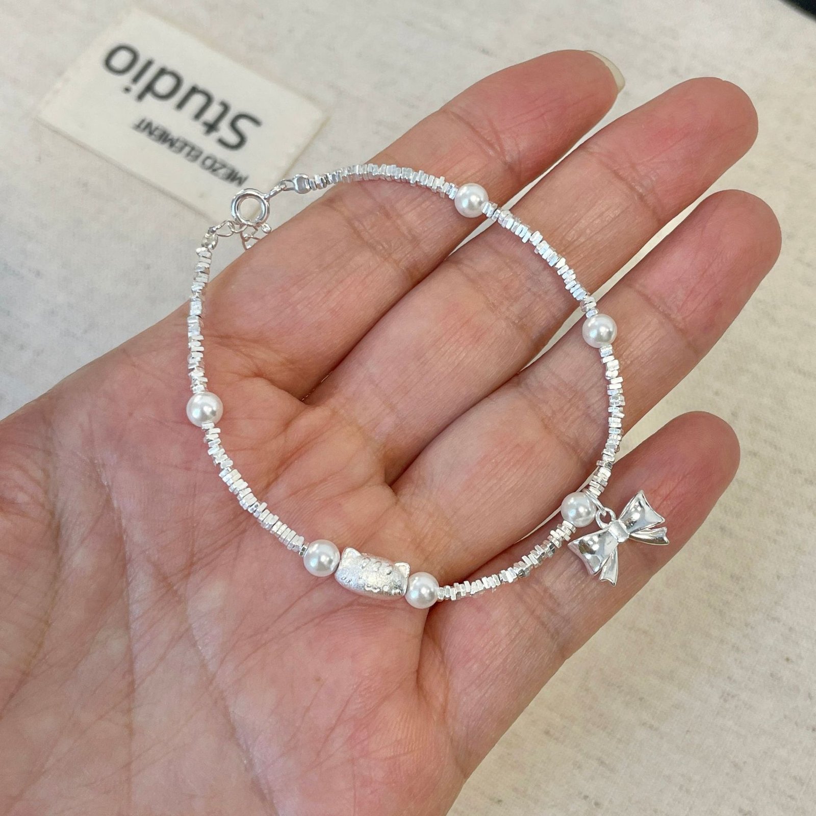 S925純銀蝴蝶結貓咪仿珍珠手鍊・氣質百搭・素銀色